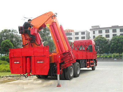 重汽豪沃50噸隨車吊 高效物流的強(qiáng)力伙伴